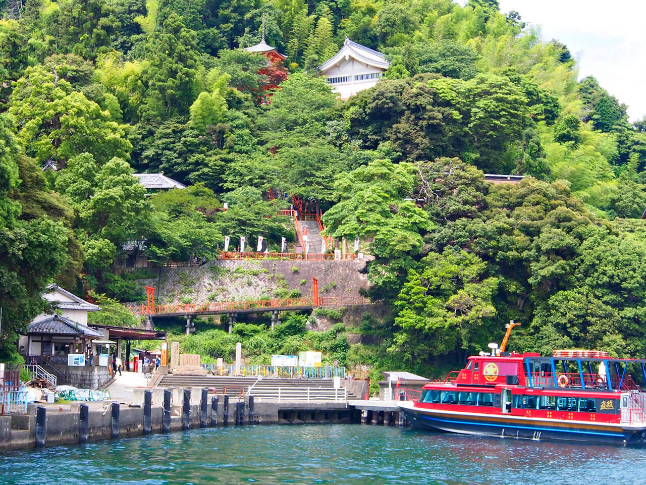 観光船で竹生島へ