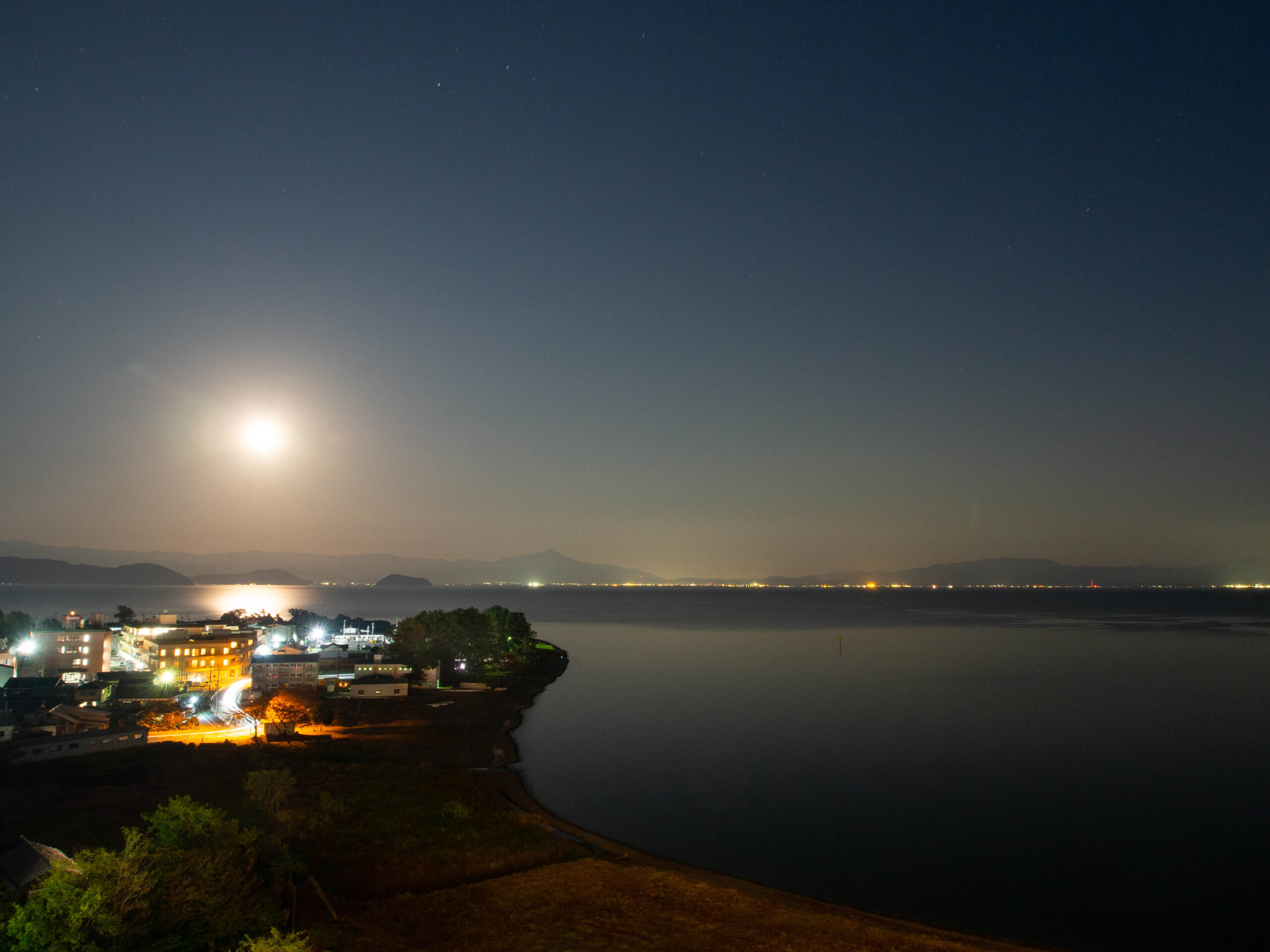 2022年11月８日皆既月食に負けないくらいに魅力的。琵琶湖上に輝く前日と翌日のお月様